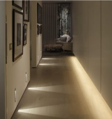 Corredor com iluminação indireta em Led e balizadores.