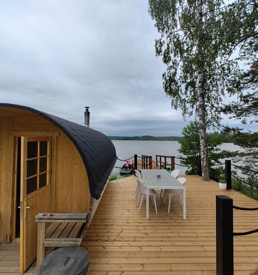 Vietä rattoisaa aikaa rantasaunan terassilla