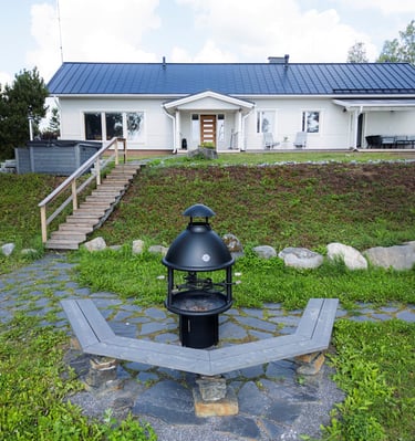 Julkisivua järveltä kuvattuna