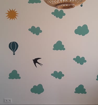Fresque murale chambre d'enfant nuages peints au pochoir Normandie alternative au papier-peint