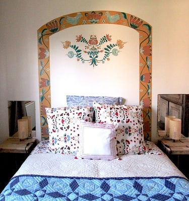 Arche de lit peinte inspiration roulotte bohème boho gîte de charme Fresh Fresque Normandie Caen