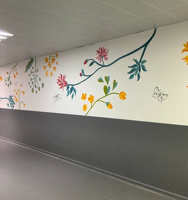 Centre Hospitalier Universitaire Caen Normandie fresque peinte murale fleurs et insectes couleurs