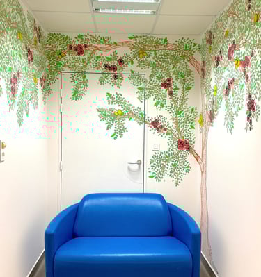 maternité Centre Hospitalier Universitaire Caen Normandie peinture murale salle d'attente césarienne