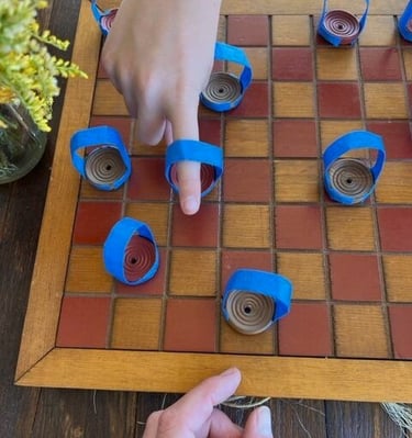 uma pessoa jogando damas em uma placa de madeira