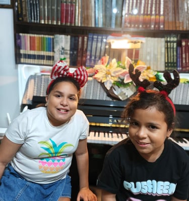 Niño aprendiendo piano en The Studio Escuela de Música
