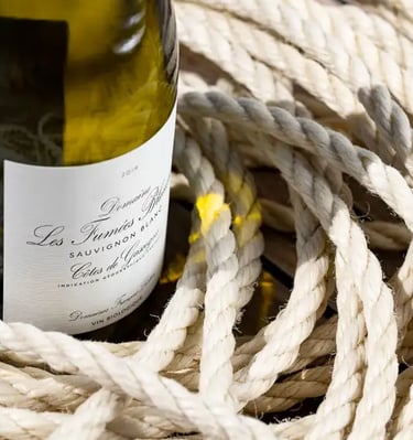 une bouteille de vin blanc avec des cordes de bateau