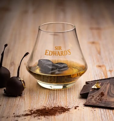 une belle photo d'un verre de whisky sir edward's sur une table