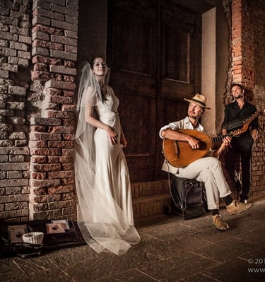 couple à proximité d'un musicien