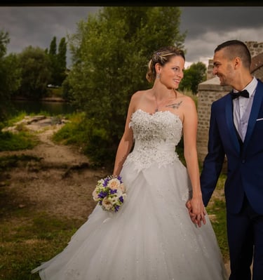 couple, main dans la main, chemin de campagne, paysage pont, mariage, smoking, bouquet de fleurs, henrickphoto