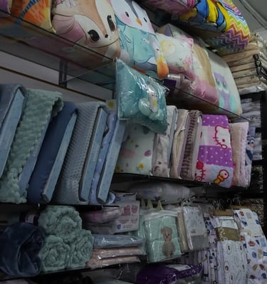 Cojines y colchas puestas en una repisa