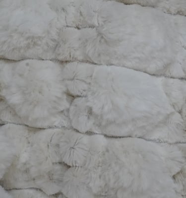 Un edredón felpado blanco.