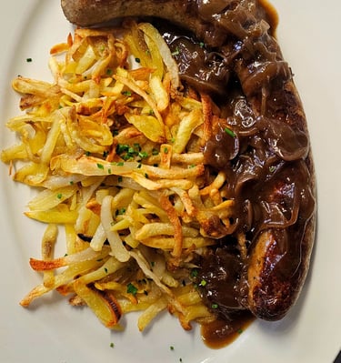 Schweinsbratwurst mit Zwiebelsosse und Rösti