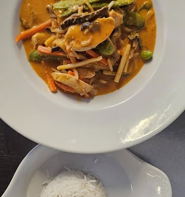 Thai Curry mit Reis und Poulet