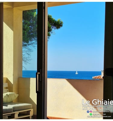 vista barca nel mare dalla terrazza