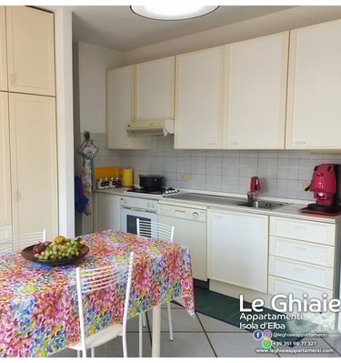 cucina attrezzata con lavastoviglie e macchina del caffè