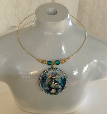 Wire checker necklace, UV resin, pearl , wire..