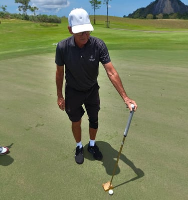 Chee chan instructor giving a golf lesson in pattaya