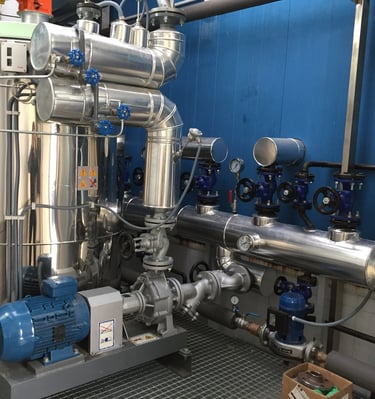 Sala de maquinas de la instalación de aceite térmico a 300ºC en una fabrica de conservas
