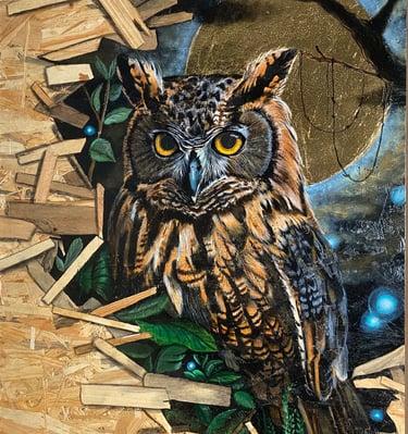 Œuvre Gardien du Silence représentant une chouette aux yeux jaunes, peinture réalisée sur bois OSB.