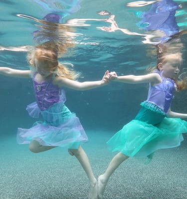 underwater twins photoshoot 