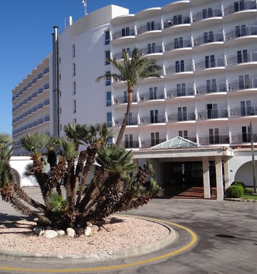 Pintura en Menorca de fachada hotel S'Algar