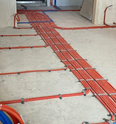 Electrician profesionist care realizeaza circuite electrice de calitate.