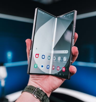 a person holding a phone in their hand- rev digital fr avis