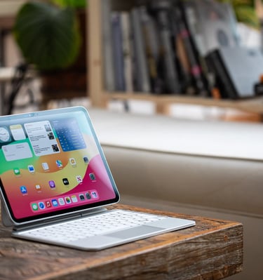 rev digital fr avis - a laptop computer sitting on a table with a laptop