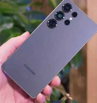 rev digital fr avis - a person holding a phone with a camera on it