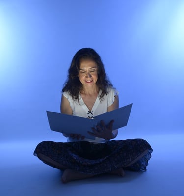 Raquel Fuentes, autora de Leo, leyendo