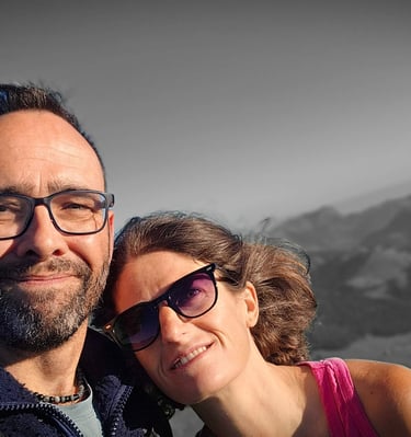 mon épouse et moi en haut d'une montagne