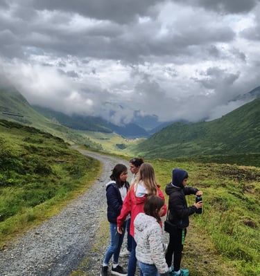 mes enfants, mon épouse et une vallée à l'arrière