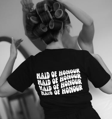 a woman in a maid of honor t - shirt wedding in Bordeaux