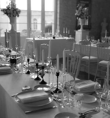 Art de la table en noir et blanc, mariage au Château Gassies, raffiné et sur-mesure
