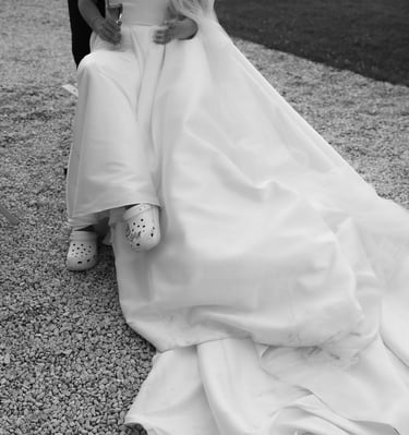 a bride and groom are posing for a photo wedding in Bordeaux