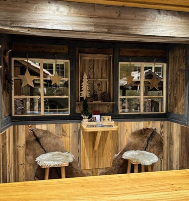 Weihnachtsmarkt Chemnitz, Weihnachtsmarkthuette, Getränkebar, Weihnachtsdeko