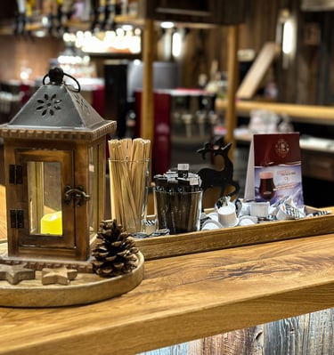 Weihnachtsmarkt Chemnitz, Weihnachtsmarkthuette, Getränkebar, Weihnachtsdeko