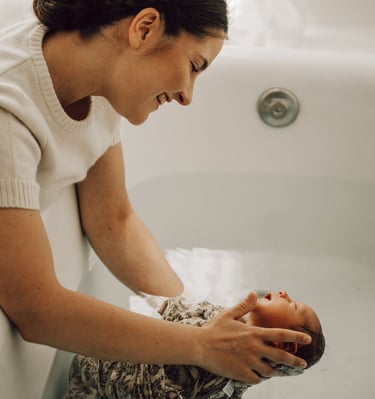 bain enveloppé bébé