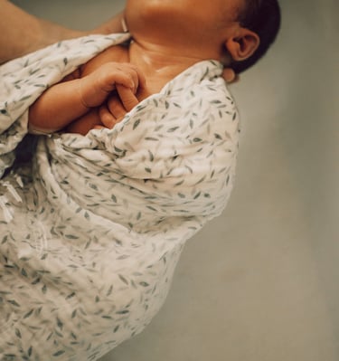 bain enveloppé bébé