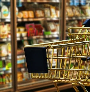 carrinho de compras dentro de um supermercado