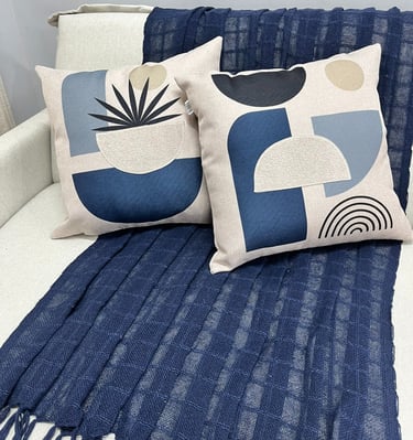 manta decorativa azul com almofadas em linho e boucle