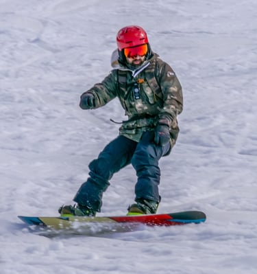 Snowboardeur qui termine sa descente