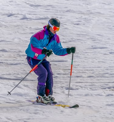 Skieuse qui termine sa descente