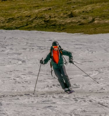 Mono skieur qui descend une piste