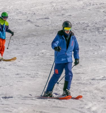 Deux skieurs qui terminent une descente verte