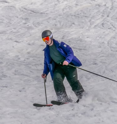 Skieur à pleine vitesse dans une descente