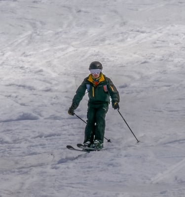 Skieur qui termine une piste verte