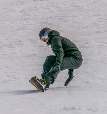 Snowboardeur sur le point de tomber en tournant