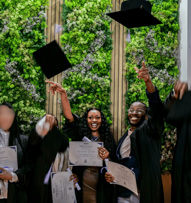 Le jeté de chapeaux après la remise de diplômes