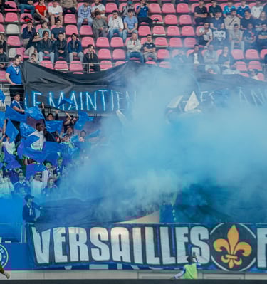 Groupe de supporters de Versailles qui craquent des fumigènes